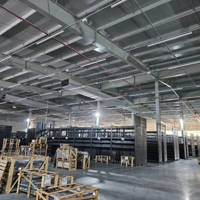 Rede de dutos de ar condicionado em galpão industrial