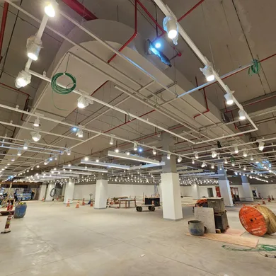Instalação de dutos de ar condicionado em construção